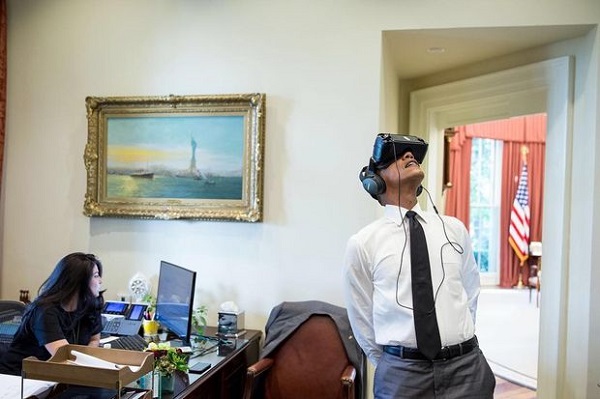 barack-obama-gear-vr.0.jpgimage via: Pete Souza / Instagram
