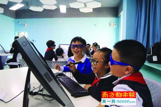 VR进课堂 深圳校园玩转高科技
